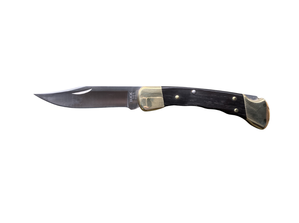 Coltello pieghevole Buck 110 Hunter con manico in ebano e guancette in ottone, lama liscia da 9,5 cm e fodero in pelle nera, aperto su sfondo neutro
