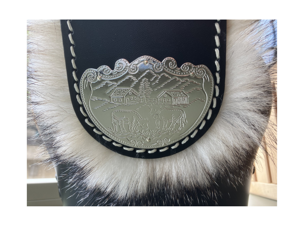 Dettaglio decorazioni argentate Campana svizzera con decorazioni argentate e pelo di tasso