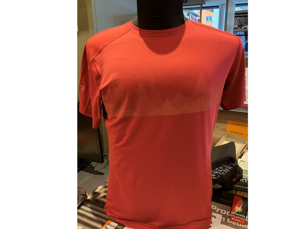 T-shirt Coruel Man colore rossa maniche corte, tessuto misto traspirante a rapida asciugatura, perfetta per sport e trekking.