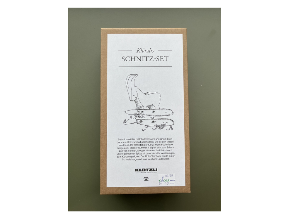 Scatola Set intaglio Klötzli con due coltelli artigianali e statuetta di camoscio in legno di tiglio svizzero.