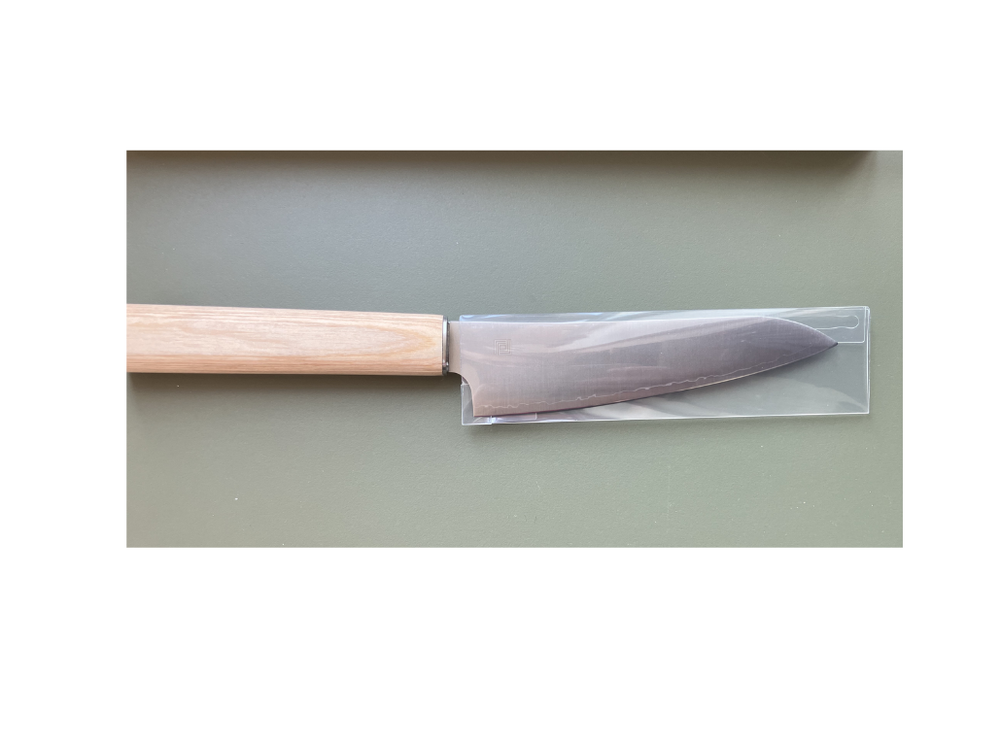 Coltello da cucina giapponese Santoku Klötzli con lama in acciaio multilayer e manico in legno chiaro. con pellcola protettiva