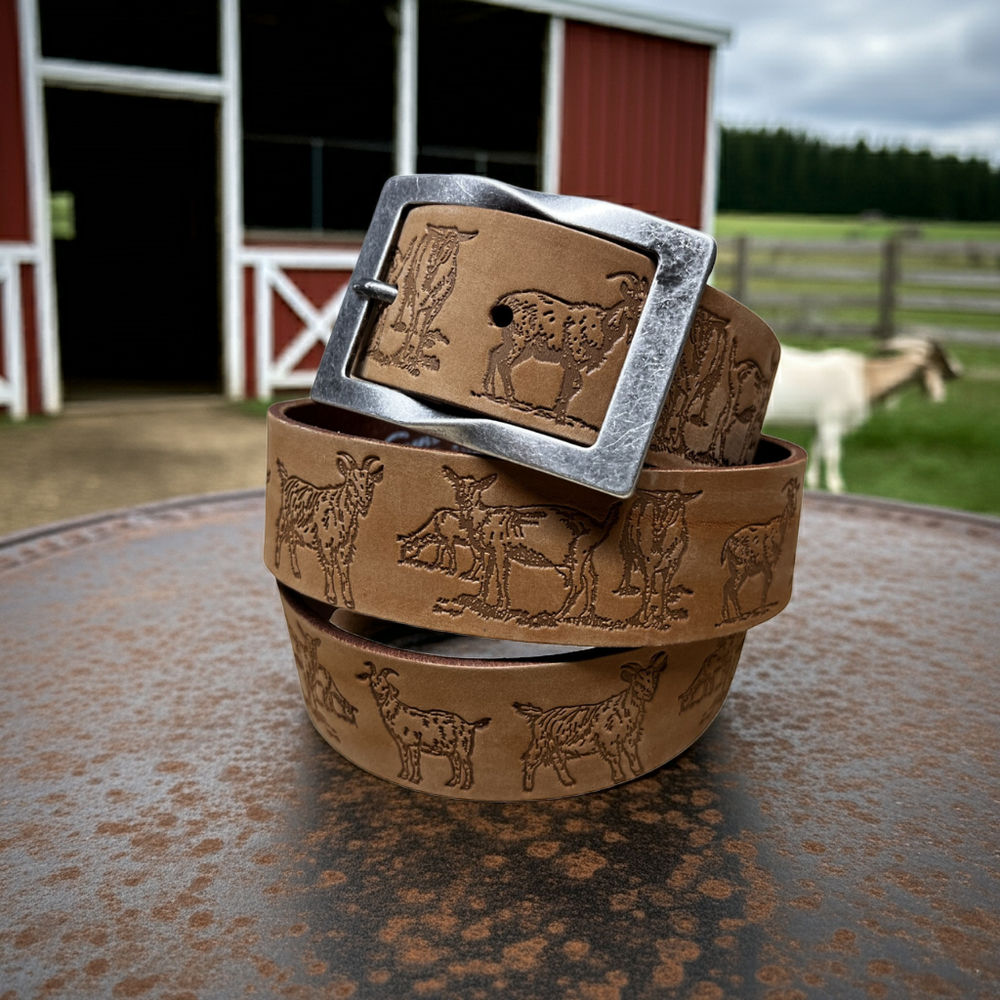 Cintura in pelle con incisione a motivo capre