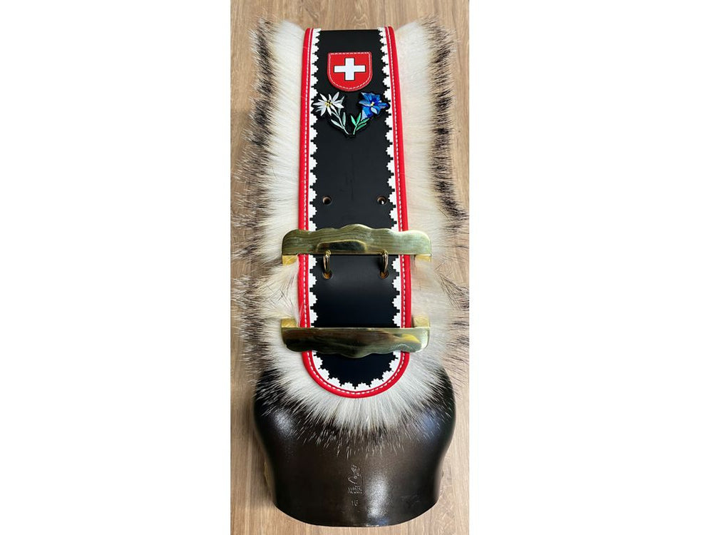 Collare per campana decorato con pelo di tasso, bandiera svizzera, stella alpina e genziana - Caola