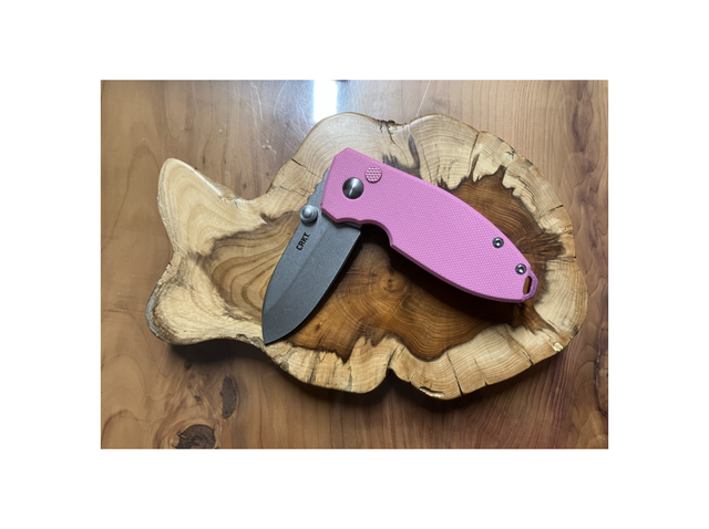 CRKT Squid Pink Button Lock coltello pieghevole con lama stonewash 14C28N e manico G10 rosa con button lock.