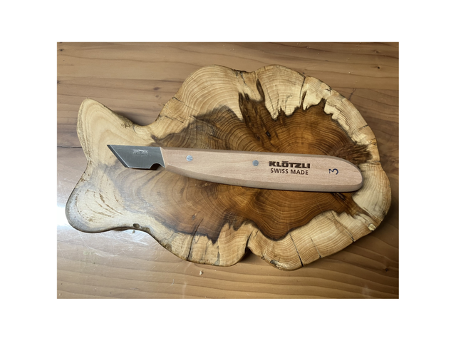 Coltello da intaglio con lama dritta e profilo a V realizzato artigianalmente a Burgdorf