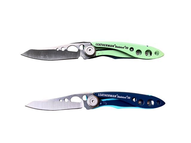 Coltello Leatherman Skeletool KB Nightshade e verdon aperto, lama in acciaio inox con clip da cintura.