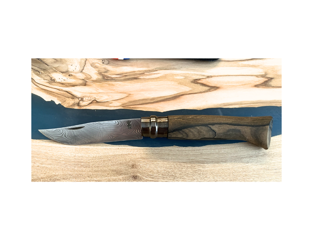 Coltello Opinel N°08 Damas Ziricote in edizione limitata aperto su sfondo neutro