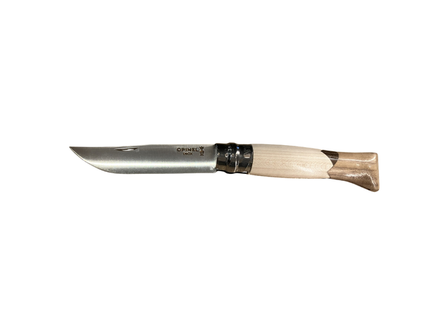 Opinel N°09 Cime — Particolare dell'assemblaggio dei tre legni con venature e colori contrastanti