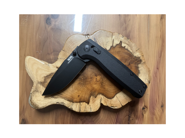 SOG Terminus XR G10 Black coltello pieghevole SOG con lama D2, manico G10 nero, thumb stud, flipper e XR Lock regolabile.