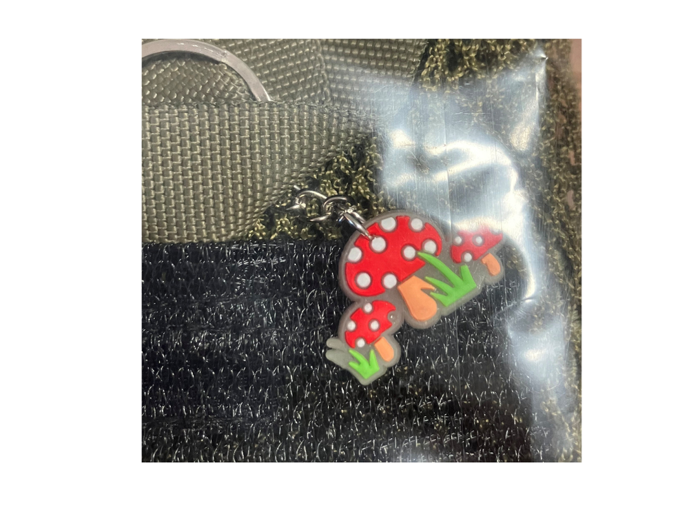 Borsa in rete verde oliva per raccolta funghi realizzata in Italia con tasca frontale piccola e portachiavi a forma di fungo appeso con dettaglio funghetti velenosi