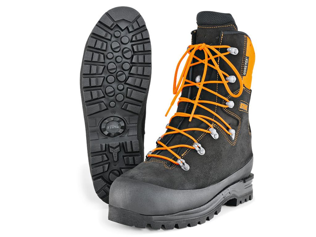 Chaussures de randonnée et tronçonneuse STIHL ADVANCE GTX