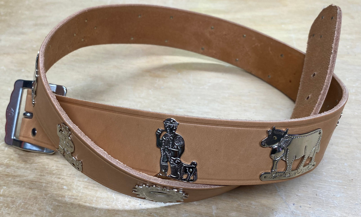 Ceinture Appenzeller en cuir de couleur naturelle avec décorations argentées